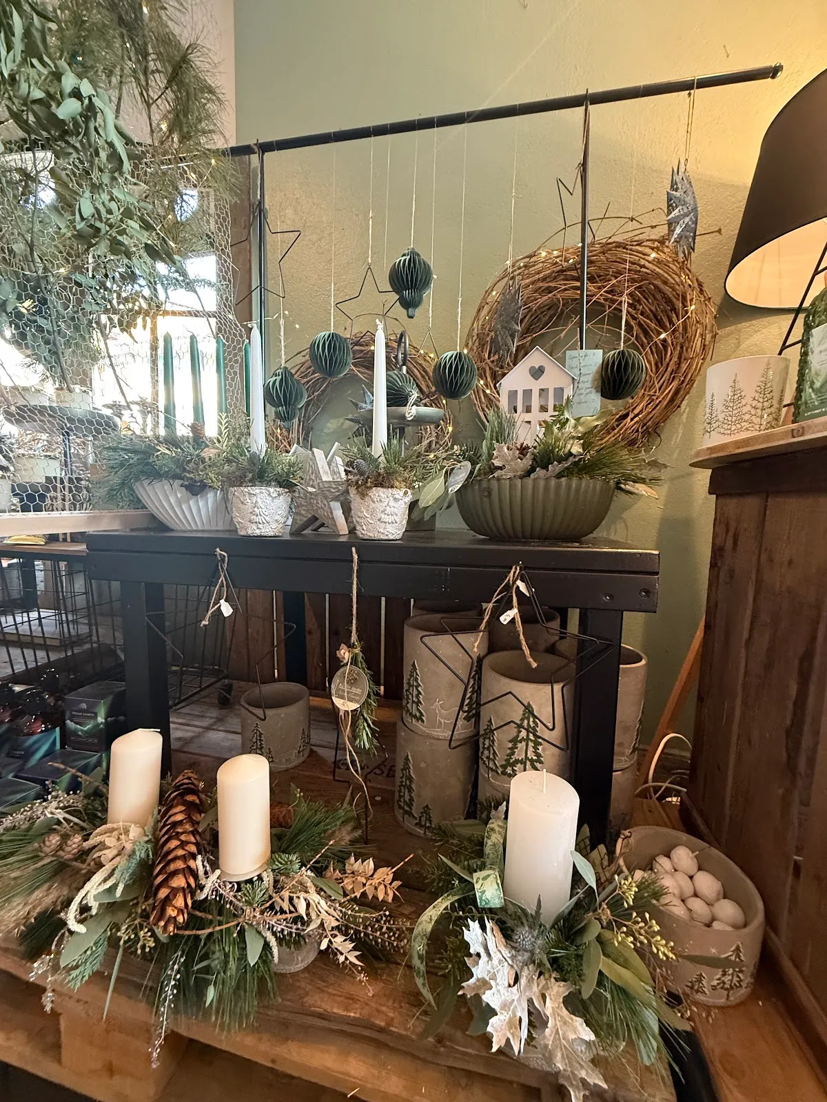 Bougies blanches et verdure sur une table de la boutique